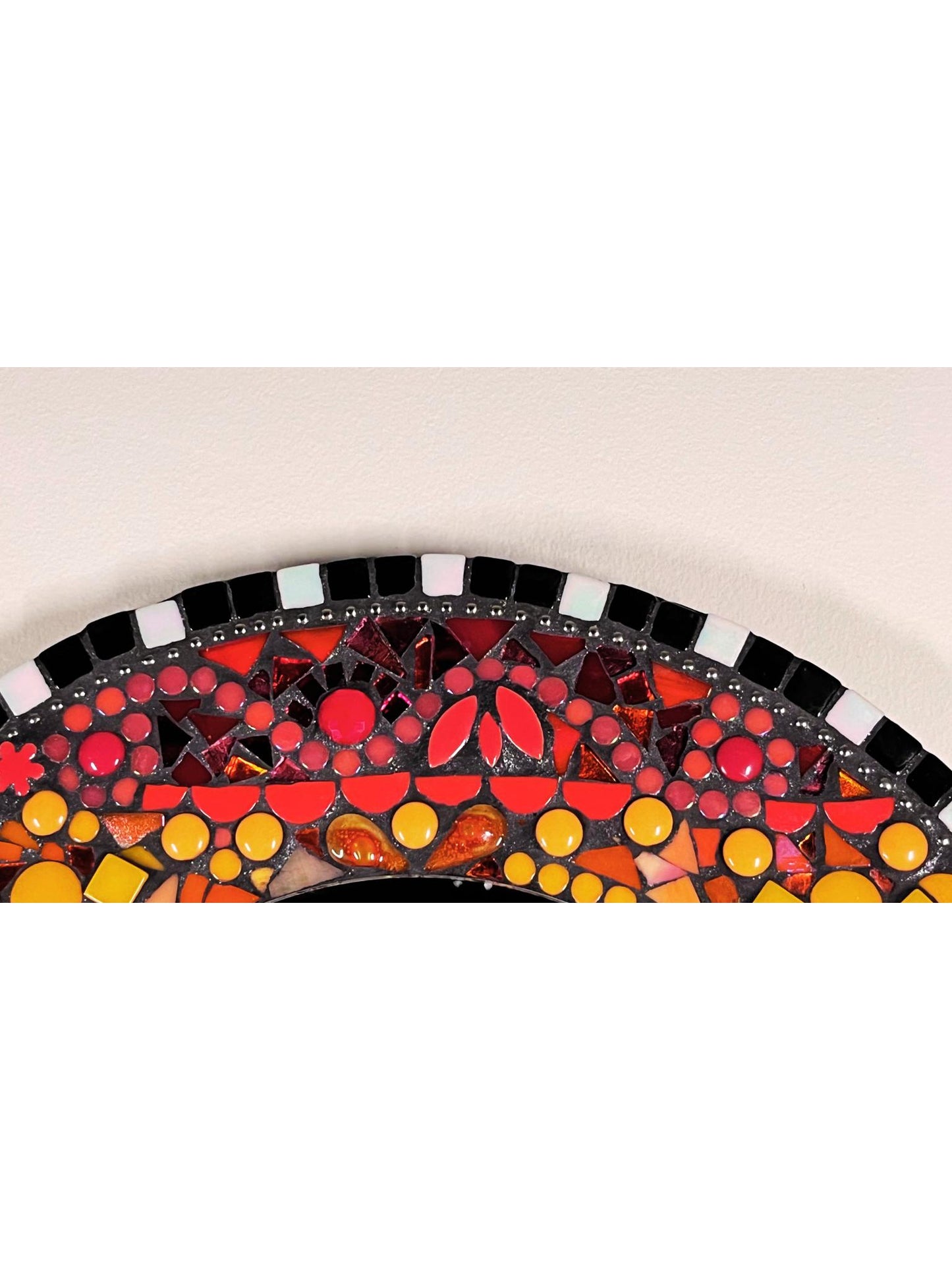 Top Close Up:
Showing Shades of Red, Orange and some yellow.
Border of the frame alternating black and white.