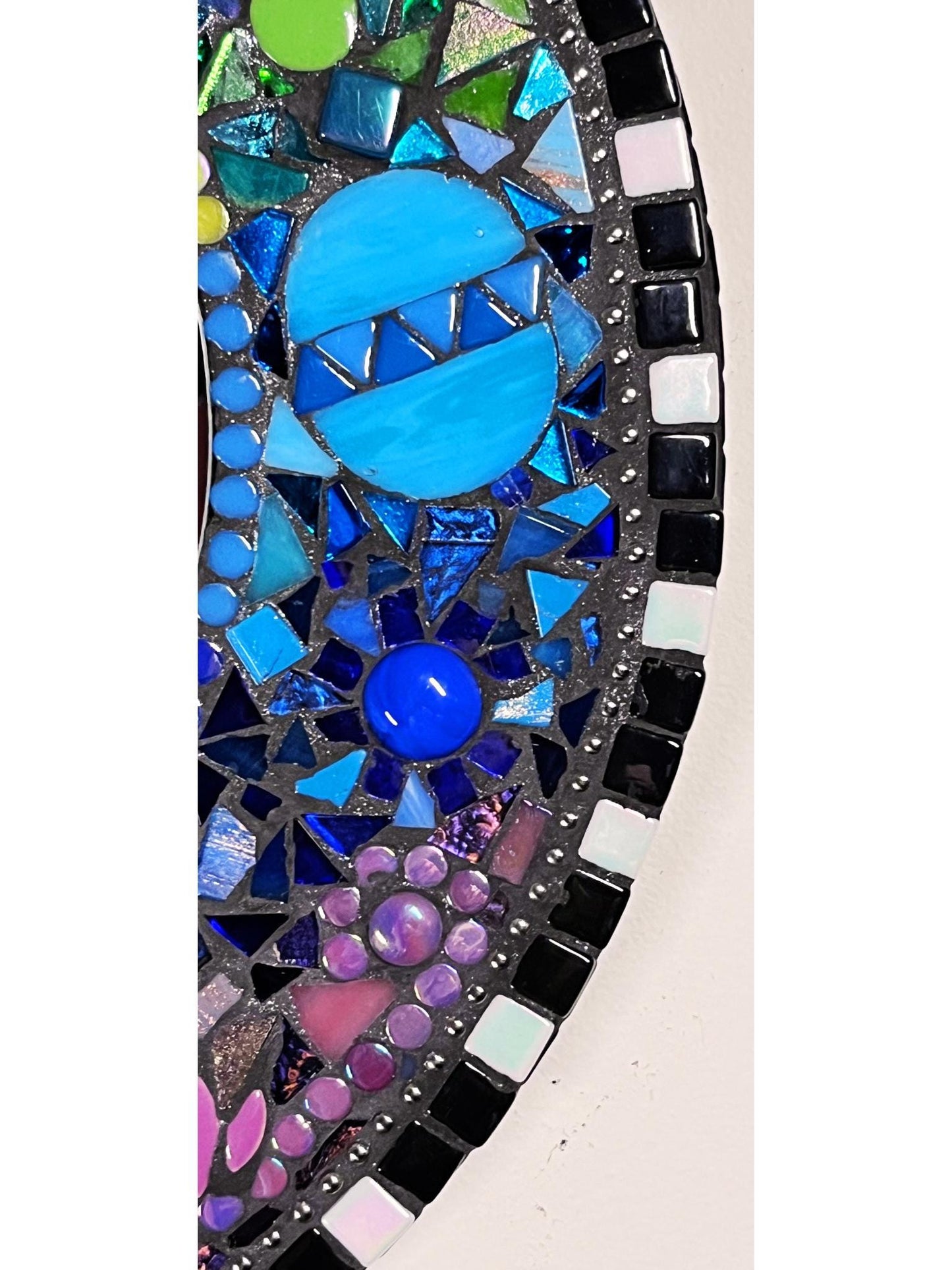 right side close up:
Showing shades of green, blue and purples. Border of the frame alternating black and white.